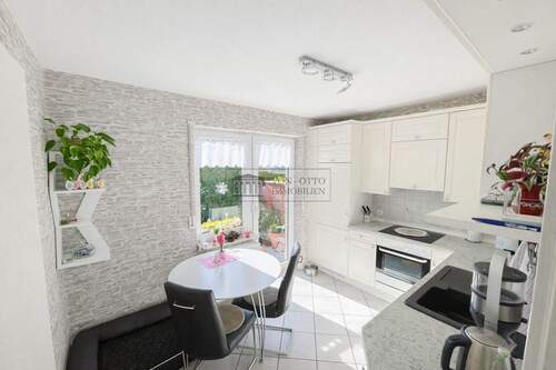 Helle Küche mit modernem Design und Gartenblick - 4 Zimmer Mehrfamilienhaus, Wohnhaus in Bremen