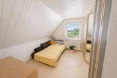Schlafzimmer im Dachgeschoss mit Blick - 