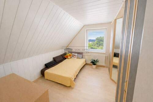 Schlafzimmer im Dachgeschoss mit Blick - 