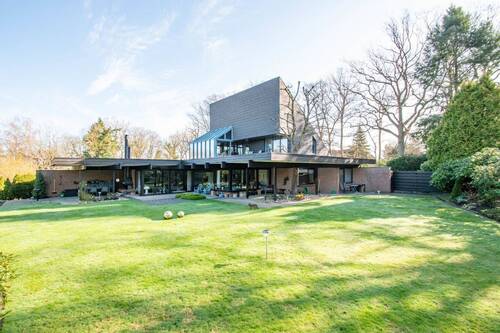 Ansicht des Hauses aus dem Garten - 7 Zimmer Einfamilienhaus zum Kaufen in Lüneburg