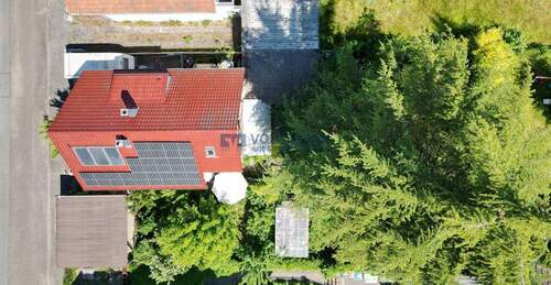 Hausansicht Vogelperspektive - Gemütliches Einfamilienhaus mit großem Garten in familienfreundlicher Wohnlage!