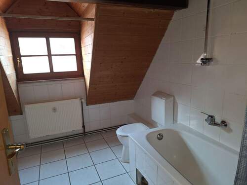 Badezimmer mit Wannenbad.jpg - 3 Zimmer Etagenwohnung zur Miete in Gudensberg