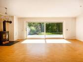 Wohnzimmer mit Zugang zur Terrasse - 6 Zimmer Doppelhaushälfte in Puchheim