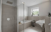 Bad mit Dusche und Wanne - 