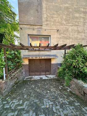 Garageneinfahrt - 7 Zimmer Reihenendhaus in Halle (Saale)
