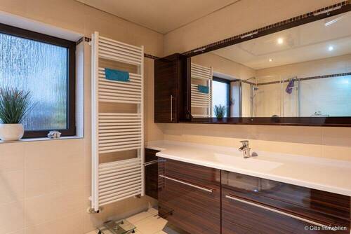 Modernes Badezimmer mit... - 