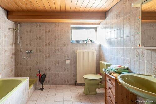 Badezimmer mit Dusche und Wanne im UG - 
