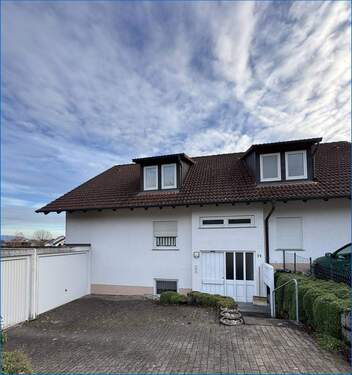 Eingang mit Garagen - STO-Wahlwies: attraktive 3,5 Zi. EG-Whg. mit großem Garten, Garage und Stellplatz, in ruhiger Lage.