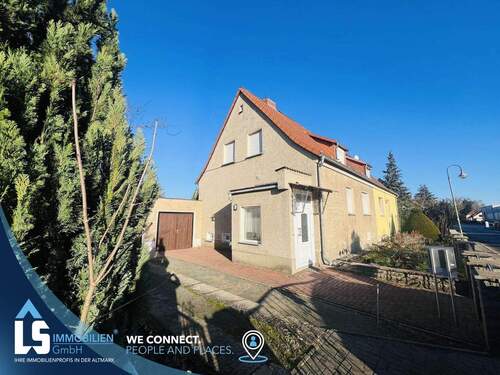 Hausansicht - Neue Heizung, Einbauküche, ruhige Lage und viel Platz!