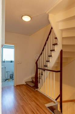 Flur mit Geschosstreppe OG - 