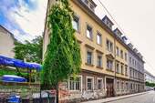 Vorderansicht mit Blick in die Straße 2 - Leerstehendes Einzeldenkmal mit Baugenehmigung für 6 Whg. in Dresden-Neustadt!