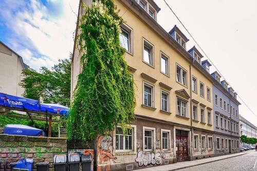 Vorderansicht mit Blick in die Straße 2 - Leerstehendes Einzeldenkmal mit Baugenehmigung für 6 Whg. in Dresden-Neustadt!