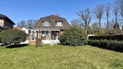 Rückansicht - Wohnen im Grünen: Großzügiges Einfamilienhaus in Hamburg Lemsahl-Mellingstedt