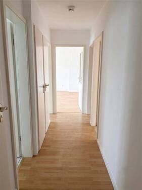 Bahnstr. 180_Erzhausen_VH1.OGr - Helle 3-Zimmer-Wohnung mit Einbauküche & Tageslichtbad - fußläufig zur S-Bahn in Erzhausen