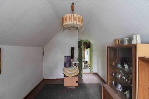 Zimmer und Tür zum Dachboden - 