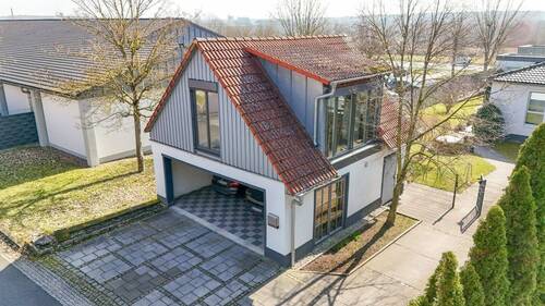 Nebengebäude mit Wohnung bzw. Büro & Doppelgarage - 