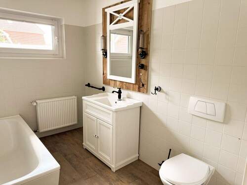 EG: Vollbad mit Fenster - 