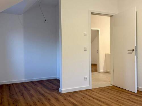 2. Zimmer mit Blick zum Flur - 