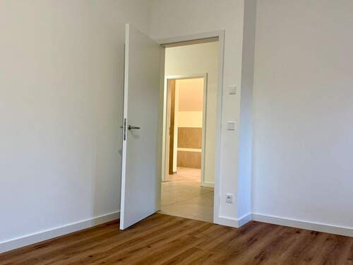 3. Zimmer mit Blick zum Flur - 