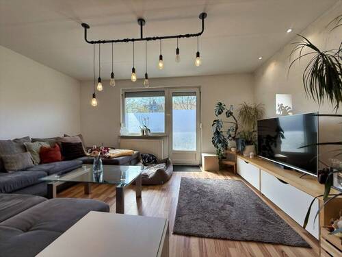 Wohnzimmer - Modernisierte 3-Zimmer-Erdgeschosswohnung mit Balkon, Terrasse und Smart-Home-Ausstattung