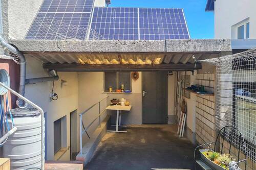 Carport hinter der Garage - 