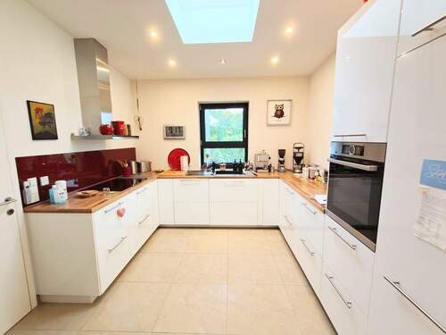 viel Platz bietet die helle, lichtdurchflutete Küche - 