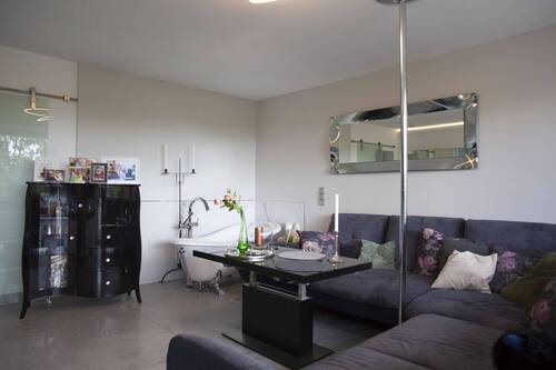 Wohnzimmer mit Badewanne - 