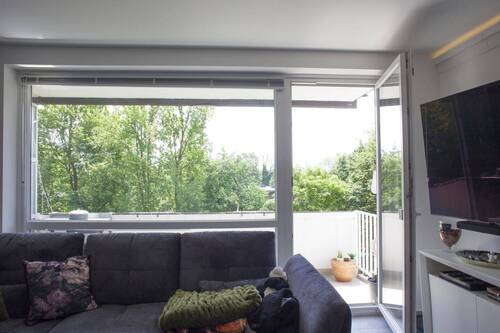 Wohnzimmer mit Balkon - 