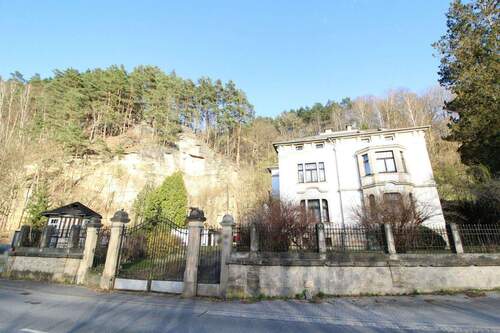 Hausansicht - Familienidyll mit Garten, 5 Garagen und 5 Freistellplätzen in Rathmannsdorf