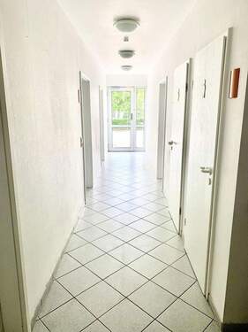 Flur - Büro in Adelsdorf