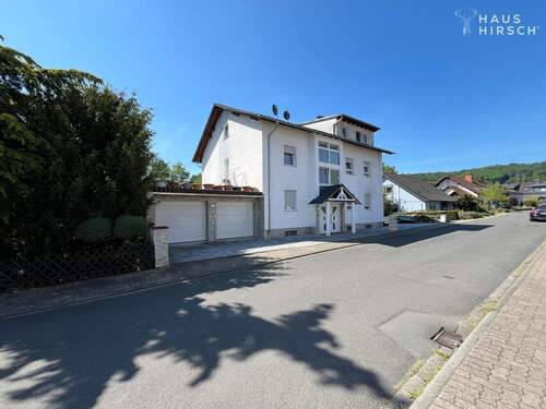 Vorderansicht mit Garagen - 1 Zimmer Mehrfamilienhaus, Wohnhaus zum Kaufen in Breuberg