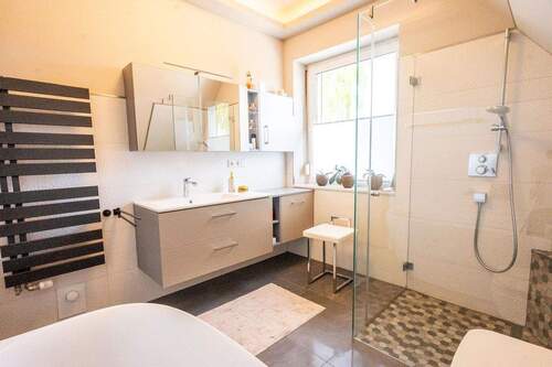 Badezimmer mit Dusche & Wanne - 