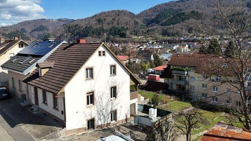 Ansicht - Einfamilienhaus mit Einliegerwohnung - Zentrale Lage - Doppelgarage mit Werkstatt