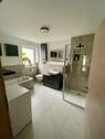 Badezimmer mit Dusche und Wannenbad.jpg - 
