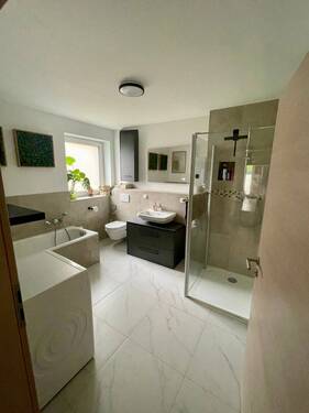 Badezimmer mit Dusche und Wannenbad.jpg - 