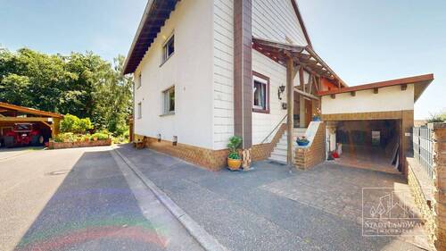 Eingang und Garage - 