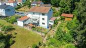 Luftbild - Haus von hinten mit Garten und Terrasse - 6 Zimmer Mehrfamilienhaus, Wohnhaus zum Kaufen in Clausen