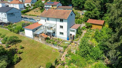 Luftbild - Haus von hinten mit Garten und Terrasse - 6 Zimmer Mehrfamilienhaus, Wohnhaus zum Kaufen in Clausen