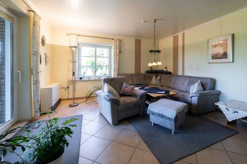 im Wohnzimmer der Wohnung rechts - 