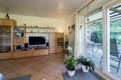 Wohnzimmer mit großem Terrassenelement - Whg. re. - 