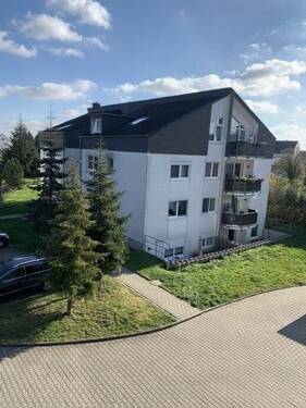 Hausansicht - 5 Zimmer Terrassenwohnung zur Miete in Zwenkau