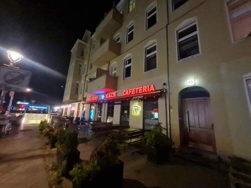 Straßenansicht Nacht - 2 Zimmer Etagenwohnung zum Kaufen in Berlin