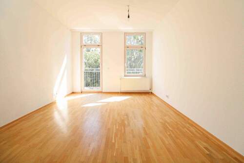 Wohnzimmer mit Balkon - 