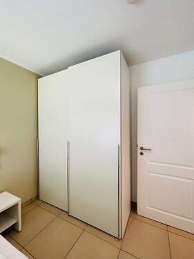 großer Kleiderschrank - 