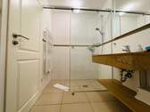 Bad mit ebenerdiger Dusche - 