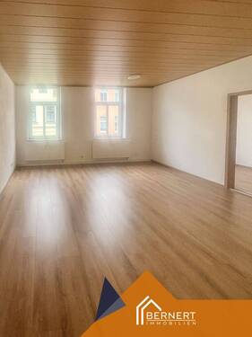 Wohnzimmer - 3 Zimmer Wohnung in zentrumsnähe von Oelsnitz Besichtigung am 5.6.2025