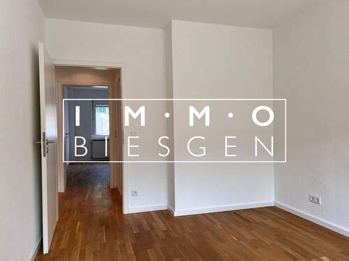 Wohnzimmer - Hochwertige und helle Erdgeschosswohnung mit Einbauküche. Max. 2 Personen, keine Tiere.