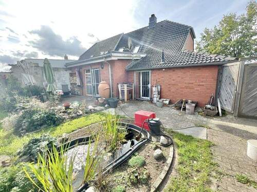 Haus hinten mit Teich - 