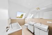 Badezimmer mit Badewanne - 