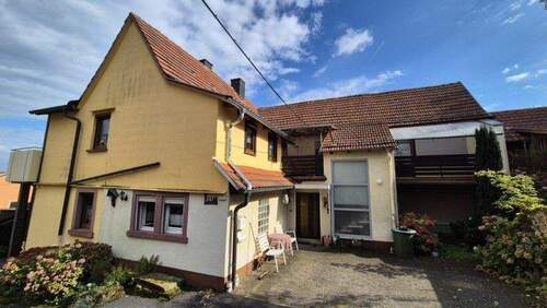 Hofansicht - 5 Zimmer Einfamilienhaus zum Kaufen in Bischbrunn